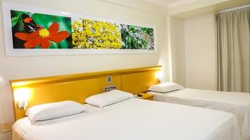 Quarto triplo luxo | Frigobar, escrivaninha, espaço de trabalho para notebook