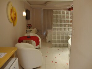 Minibar, bureau, espace de travail pour ordinateur portable
