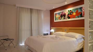 Frigobar, escrivaninha, espaço de trabalho para notebook