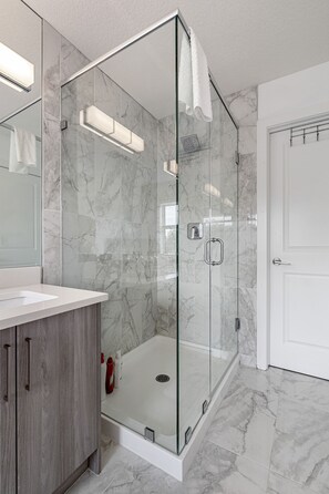 Combined shower/tub, towels, soap, shampoo - Luxurious Spacious Private House near City Centre (Calgary)