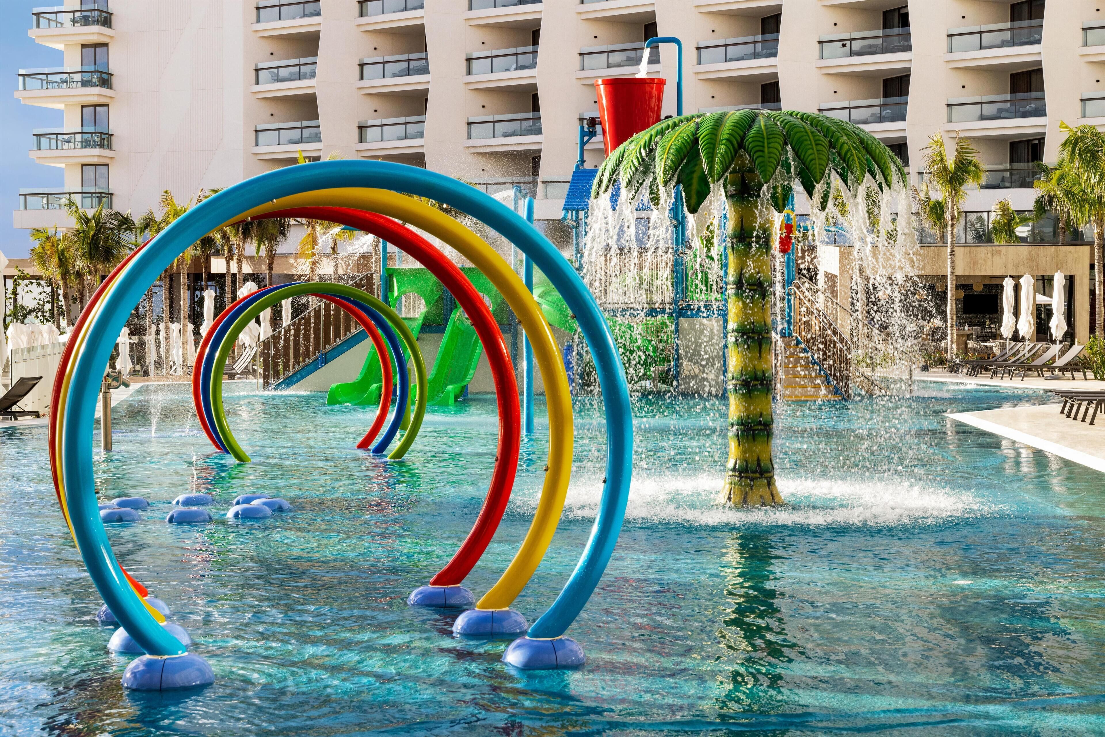 2 outdoor pools, pool loungers
