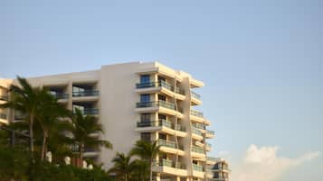 Un hotel de varios pisos con balcones y un diseño arquitectónico moderno.