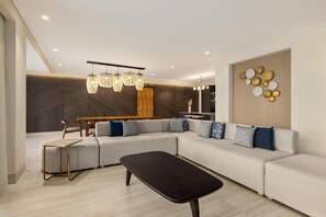 OCEAN FRONT ONE BEDROOM PARLOR SUITE-KING BED | Living area - Hilton Cancun, an All-Inclusive Resort (Cancun)