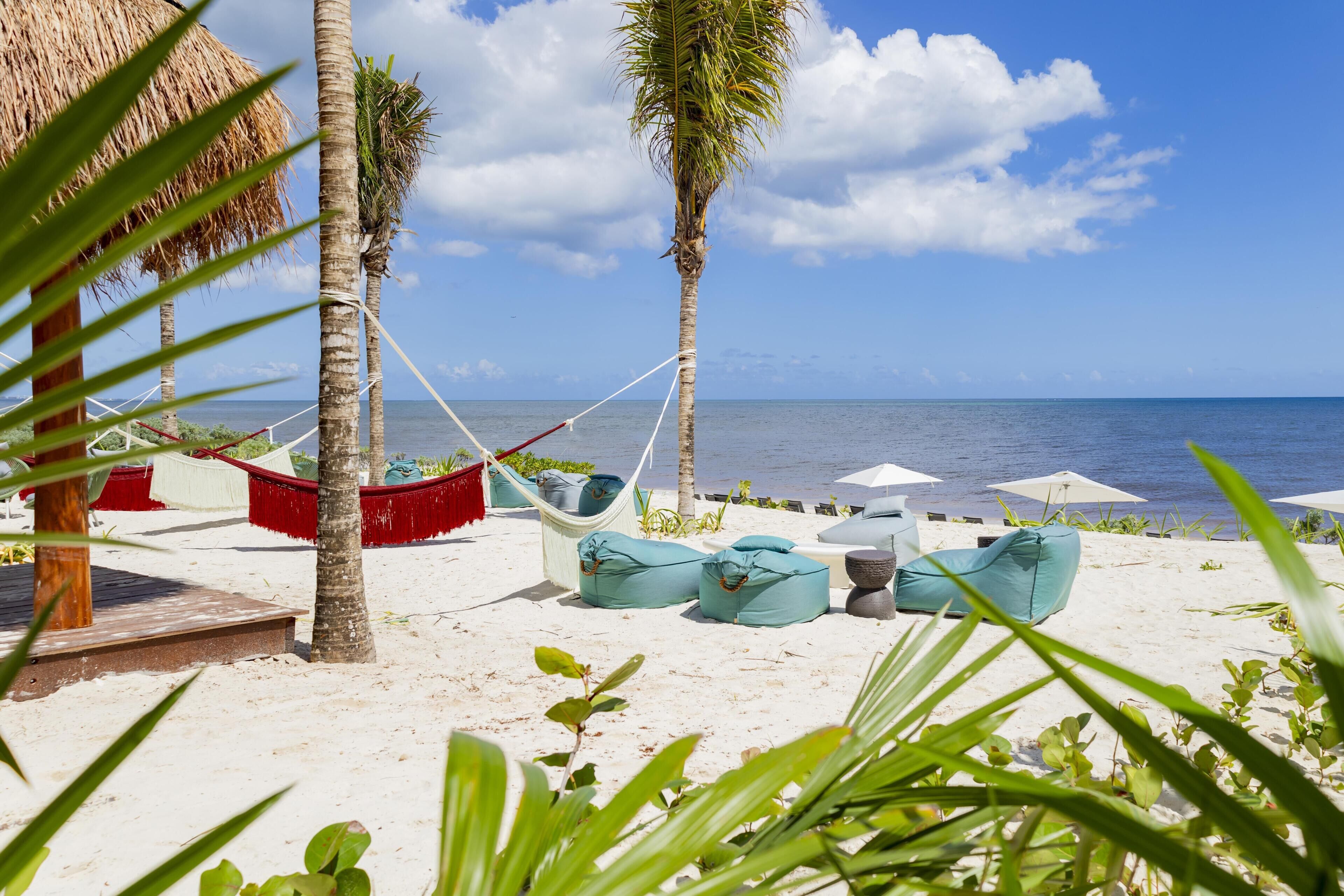 Playa privada, camastros, sombrillas y toallas de playa 
