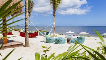 Playa privada, camastros, sombrillas y toallas de playa