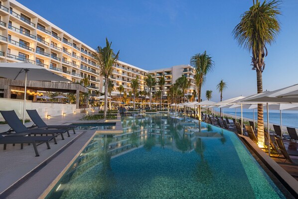 2 piscinas externas, espreguiçadeiras