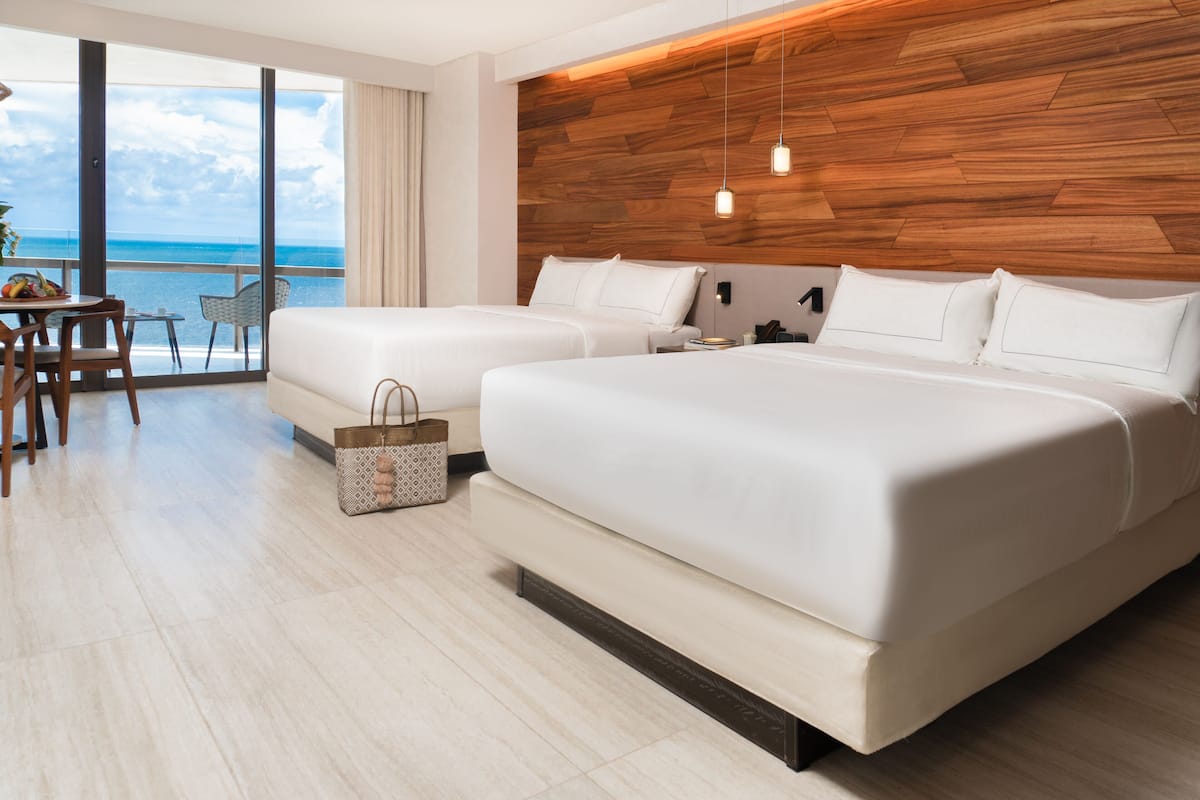 Ropa de cama hipoalergénica y caja de seguridad en la habitación