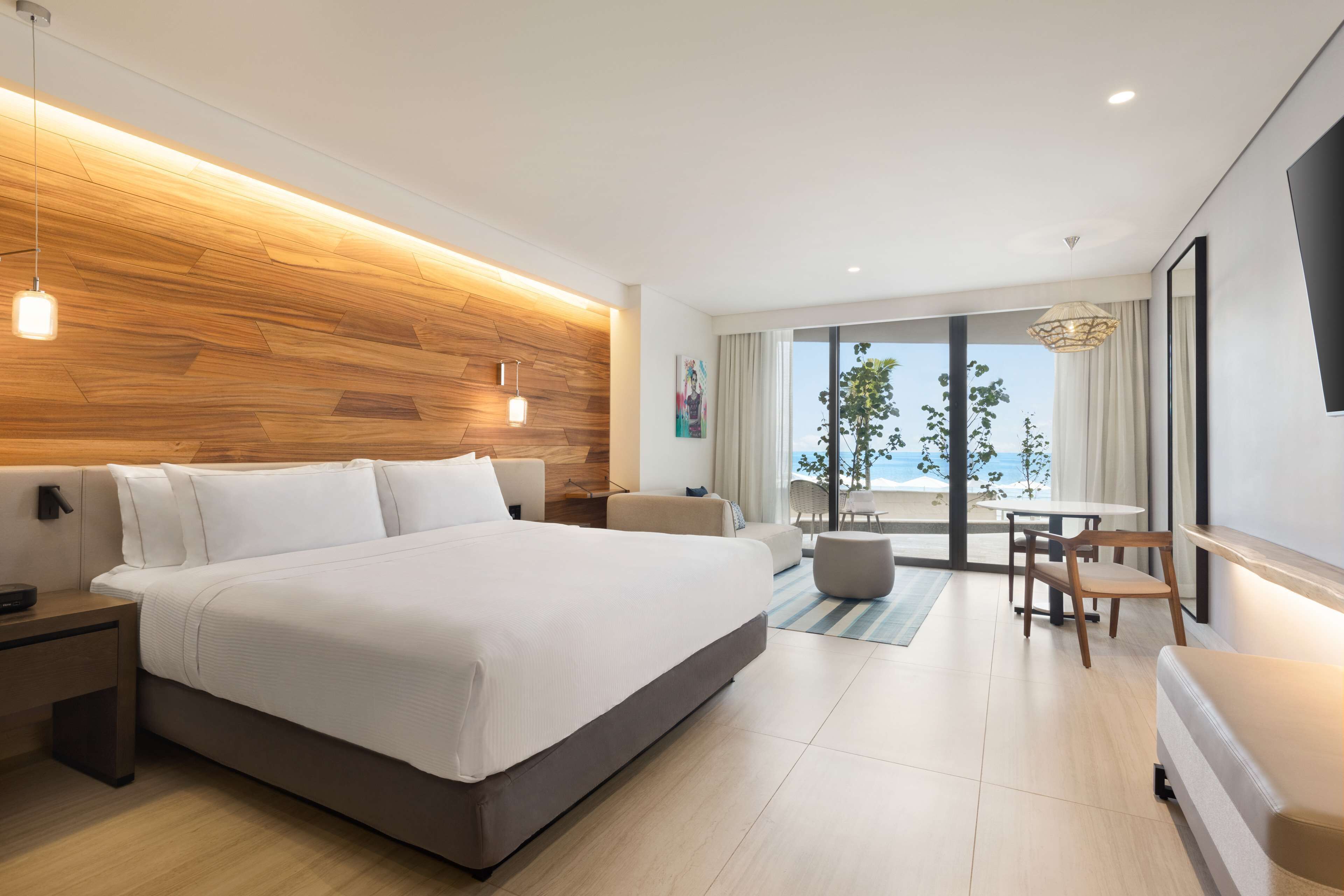 Ropa de cama hipoalergénica y caja de seguridad en la habitación 