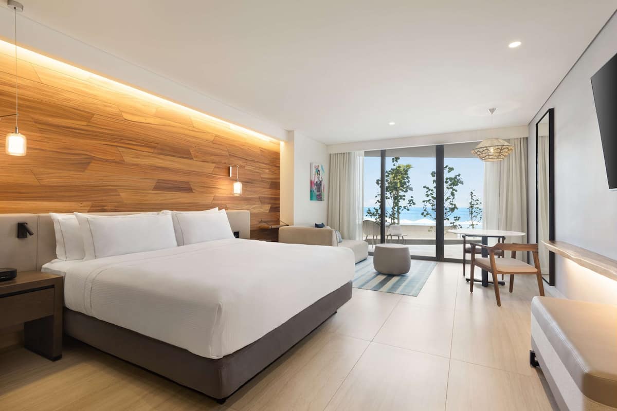 Ropa de cama hipoalergénica y caja de seguridad en la habitación