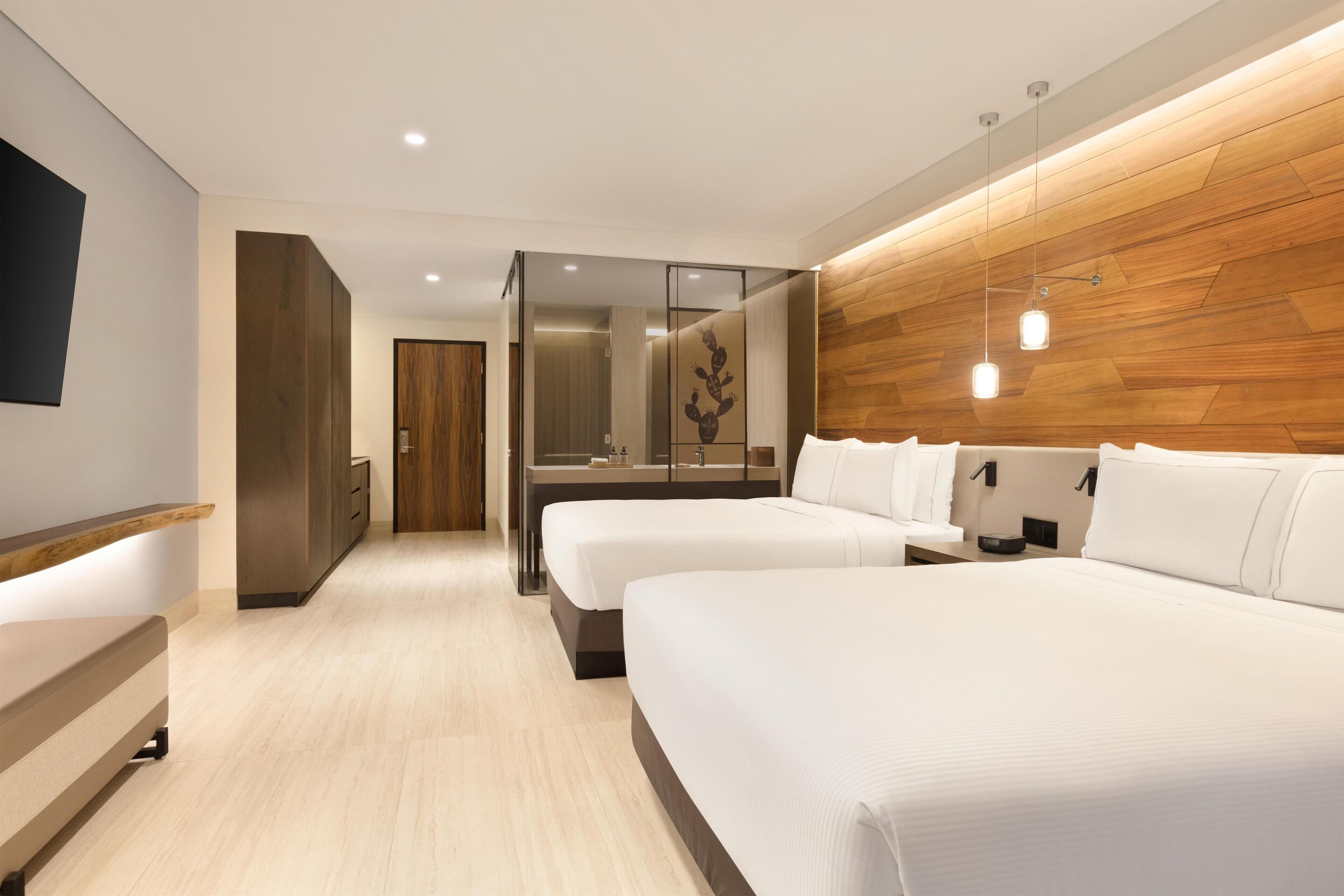 ملاءات للفراش لا تسبب الحساسية وخزنة داخل الغرفة ومكواة/لوح كي