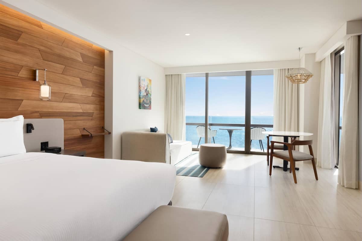 OCEAN FRONT CORNER ONE KING BED GUESTROOM | Área de sala de estar