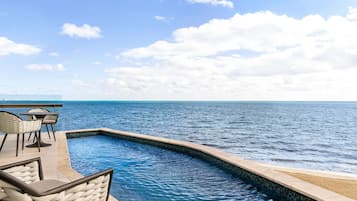 SWIM UP POOL VIEW ONE BEDROOM MASTER SUITE-KING BED | View from room