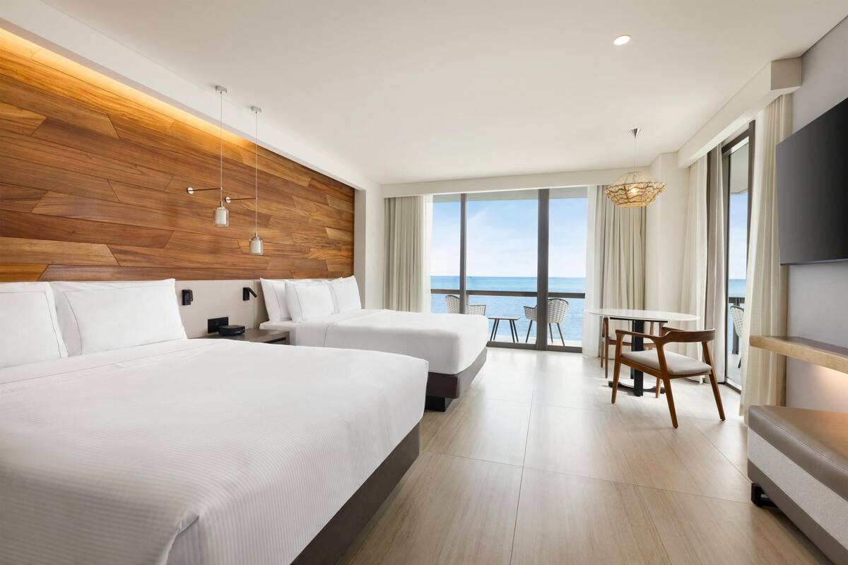OCEAN FRONT CORNER TWO QUEEN BEDS GUESTROOM | 防敏寢具、房內夾萬、熨斗/熨衫板、免費摺床/加床