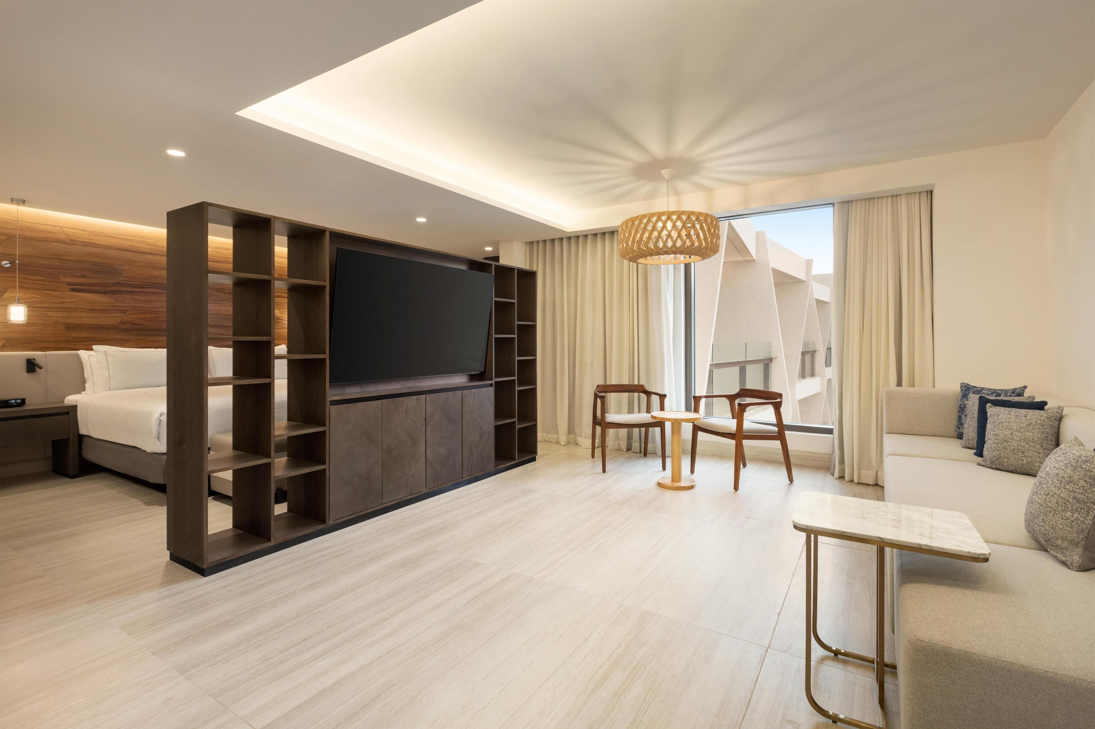 ملاءات للفراش لا تسبب الحساسية وخزنة داخل الغرفة ومكواة/لوح كي