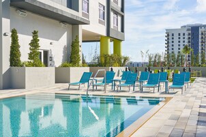Piscina externa, funciona das 7h às 21h, espreguiçadeiras