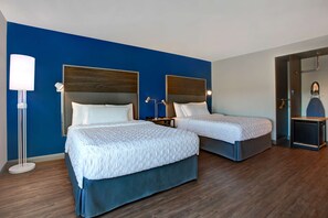 Room, 2 Queen Beds, Bathtub