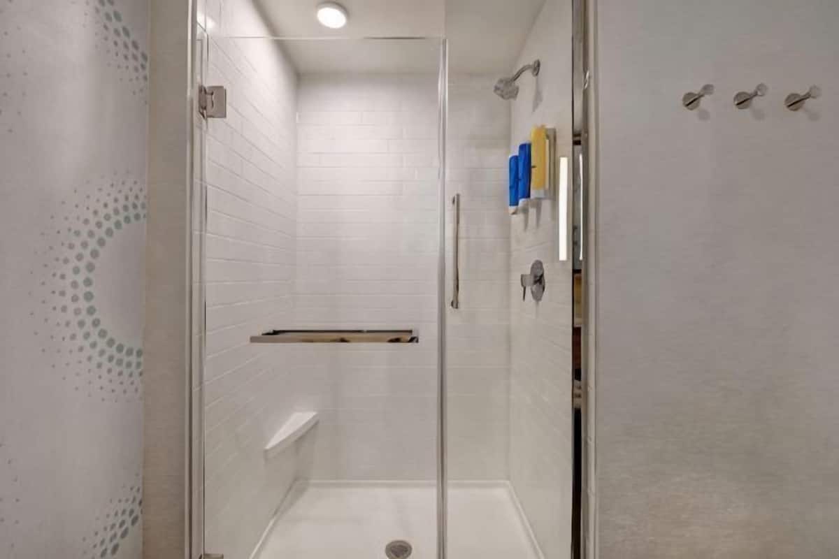 Salle de bain | Séchoir à cheveux, serviettes fournies, savon, shampooing
