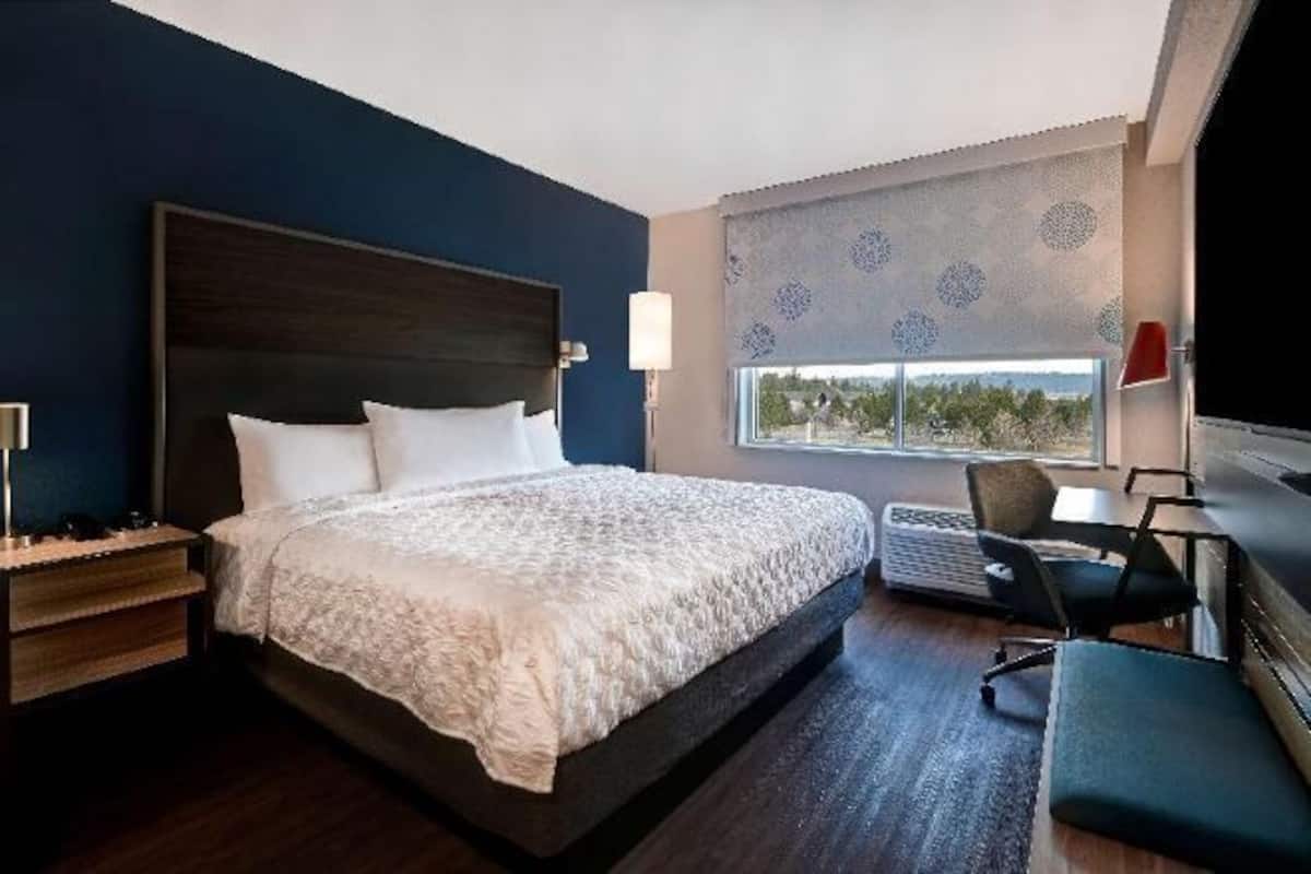 Ropa de cama de alta calidad, muebles diferentes y escritorio