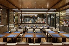 2 restaurants; ze serveren er ontbijt, lunch en diner 