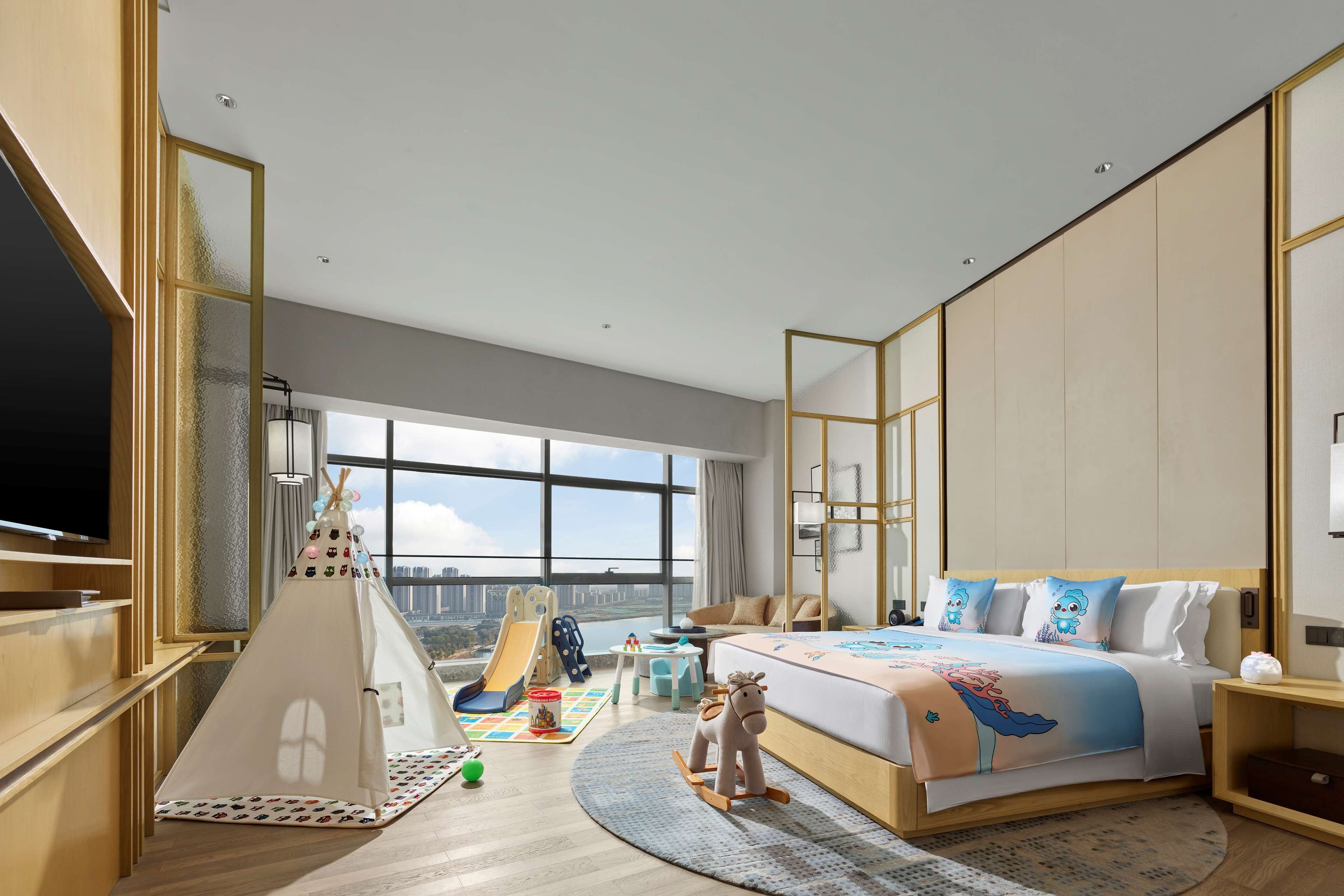 Huone, 1 suuri parisänky, järvinäköala | Untuvapeitot, tallelokero huoneessa, yksilöllisesti sisustettu, työpöytä