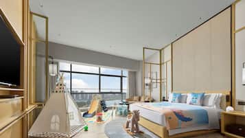 Huone, 1 suuri parisänky, järvinäköala | Untuvapeitot, tallelokero huoneessa, yksilöllisesti sisustettu, työpöytä