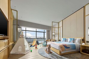 Kamer, 1 kingsize bed, uitzicht op meer | Donsdekens, een kluis op de kamer, individueel gedecoreerd, een bureau