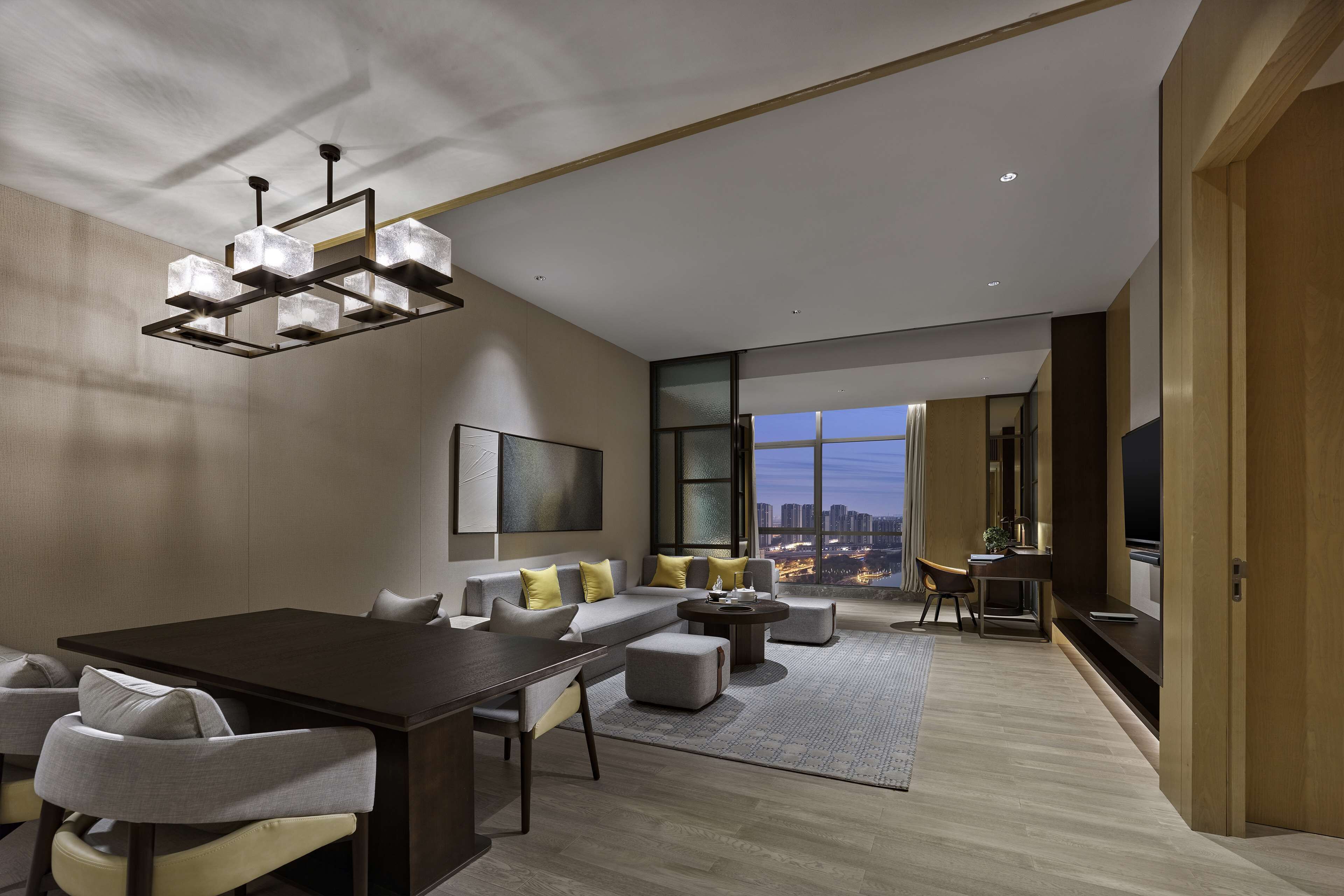 Premium Suite, 1 King Bed, Lake View