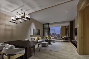 Premium-Suite, 1 King-Bett, Seeblick | Daunenbettdecken, Zimmersafe, individuell dekoriert, Schreibtisch