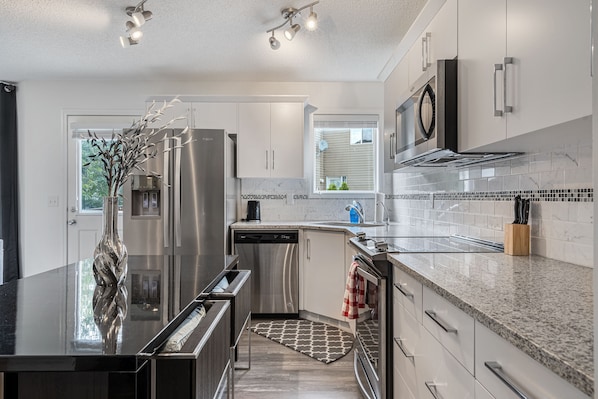 Réfrigérateur, micro-ondes, four, plaque de cuisson