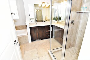Combined shower/tub, hair dryer, towels - Entrada at Moab 425 and 429 | Townies | Pool, Spa | Garage | Same Day Booking (Moab)