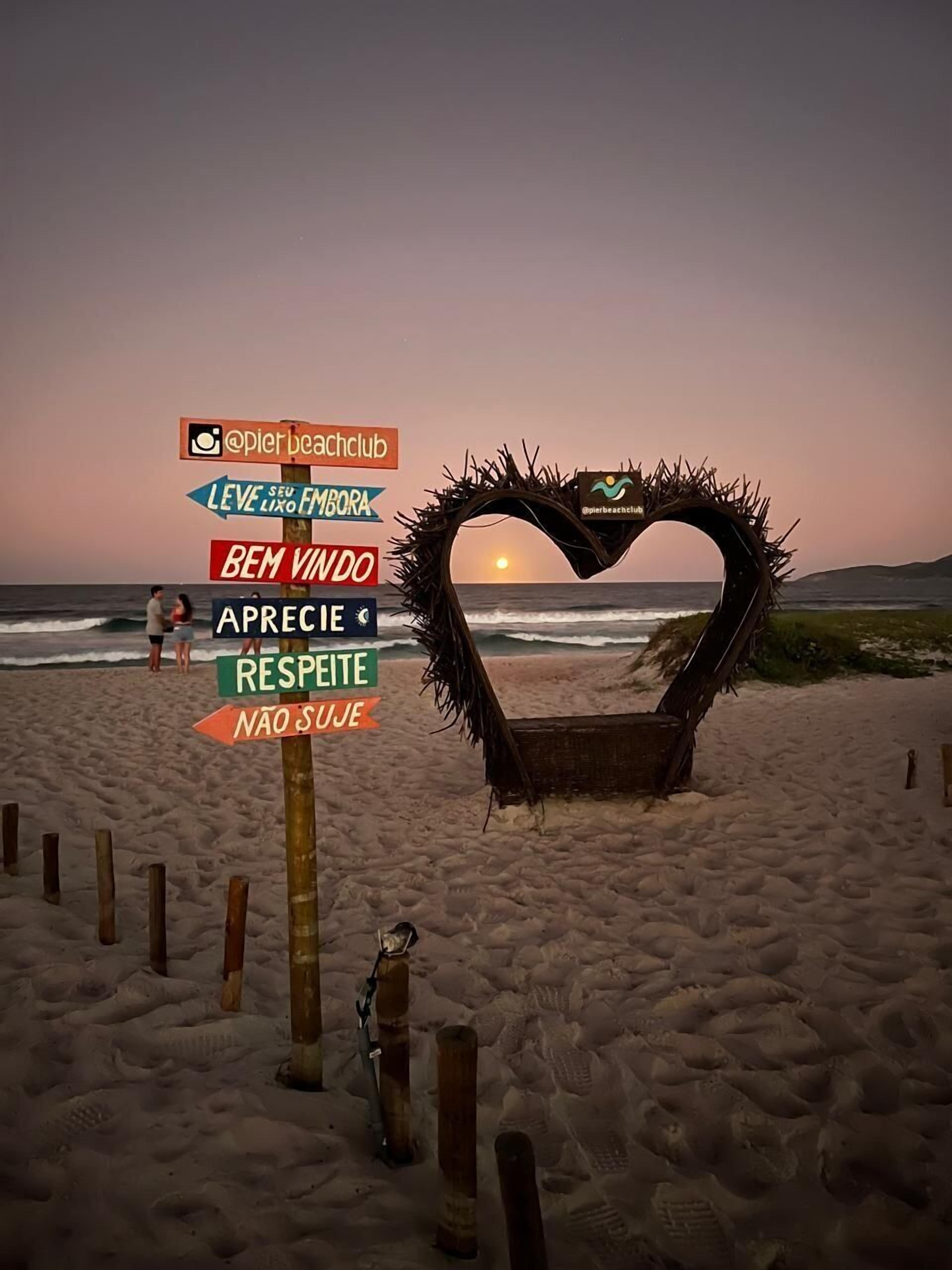 En la playa, arena blanca, sombrillas, toallas de playa