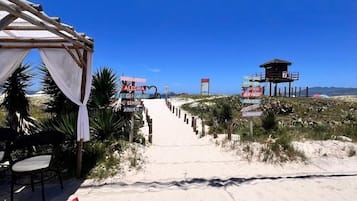 Suite | Strand | Am Strand, weißer Sandstrand, Sonnenschirme, Strandtücher