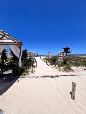 Suite | Platja | A la platja, platja de sorra blanca i para-sols per a la platja 