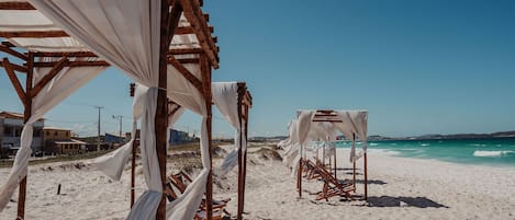 Svit | Strand | På stranden, vit sandstrand, parasoller och strandhanddukar