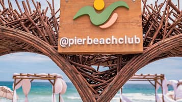 Plage, sable blanc, parasols, serviettes de plage