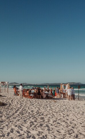 Suite | Strand | Am Strand, weißer Sandstrand, Sonnenschirme, Strandtücher