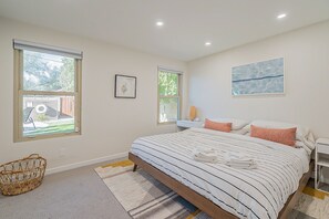 3 habitaciones, escritorio y tabla de planchar con plancha 