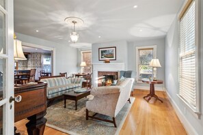 Smart TV, DVD player, books - Freshly renovated c1900 Farmhouse in Plainview surrounded by crop fields (Shacklefords)