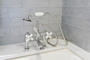 Sèche-cheveux, serviettes fournies, savon, shampoing