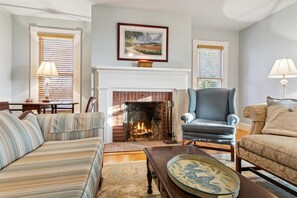 Smart TV, DVD player, books - Freshly renovated c1900 Farmhouse in Plainview surrounded by crop fields (Shacklefords)