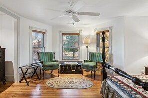 4 habitaciones, tabla de planchar con plancha y cuna de viaje 