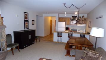 公寓客房, 多張床 (Black Bear 2 Bed 2 Bath BBCS) | 2 間睡房、獨特設計、獨特裝修、熨斗/熨衫板
