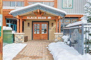 Condo, várias camas (Black Bear 2 Bed 2 Bath BBCS) | Detalhe da fachada