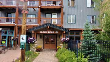 Un edificio de varios pisos con un letrero que dice 'BLACK BEAR' en la entrada.