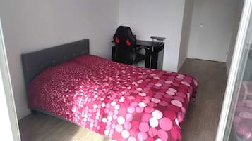 1 slaapkamer, een bureau, een strijkplank/strijkijzer, gratis wifi