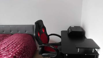 1 slaapkamer, een bureau, een strijkplank/strijkijzer, gratis wifi