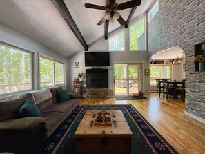 Smart-TV, Kamin, Bücher