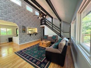 Smart TV, chimenea y libros 