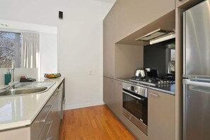 Frigorífico, microondas, horno y placa de cocina