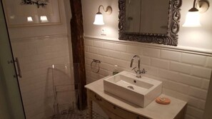 Dusche, Haartrockner, Handtücher